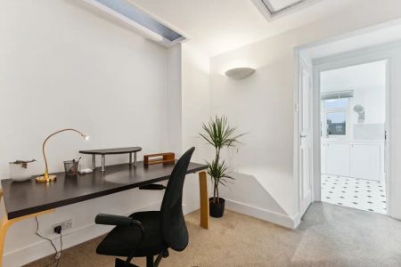 2 bedroom flat in London - Photo 5