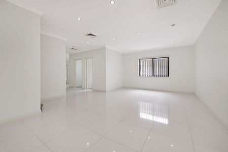 SPACIOUS FREESTANDING FAMILY HOME WITH DOUBLE GARAGE - Photo 5