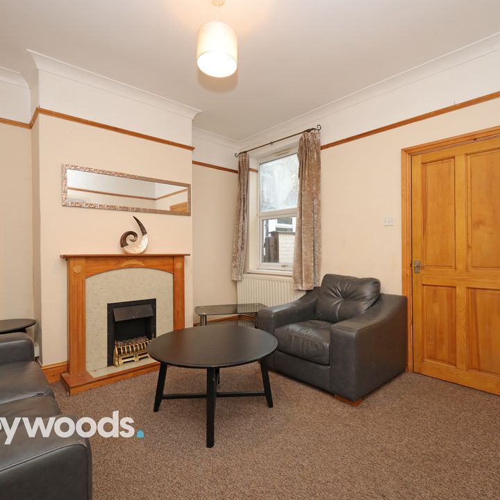 4 bed terraced house to rent in Hill Street, Newcastle-under-Lyme, Staffordshire - Photo 1