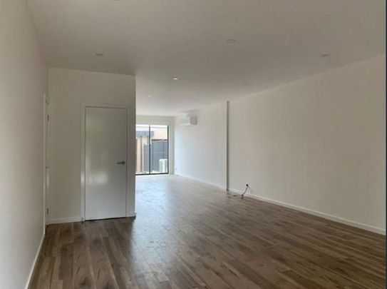 Spacious & Modern 3-Bedroom Townhouse In Prime Craigieburn Location - Photo 1