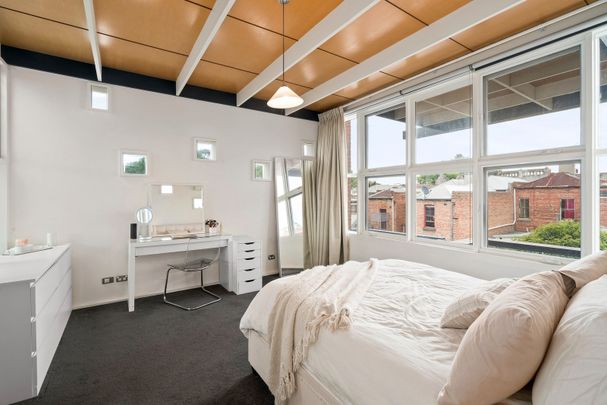 Position perfect with city views! - Photo 1