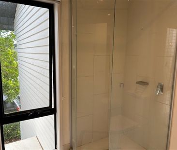 Share unit - main bedroom with Ensuite Perfect Location Hope Island - Photo 2