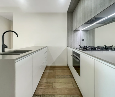 LIGHT & BRIGHT TWO BEDROOM APARTMENT - Photo 5