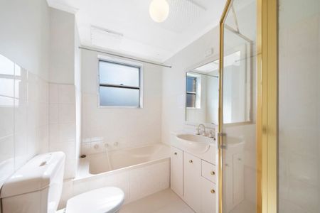 Spacious Apartment with North-Facing Mosman Bay Views - Photo 5