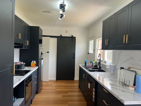 Stylish Renovated Family Home - Comfort and Convenience - Photo 4