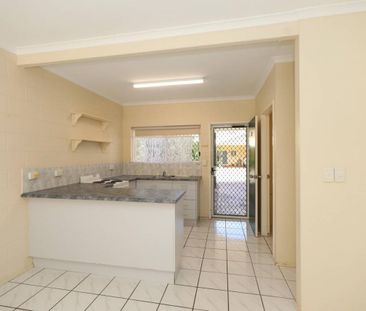 Nice Townhouse - Swimming Pool - Short walk to IGA - Photo 6