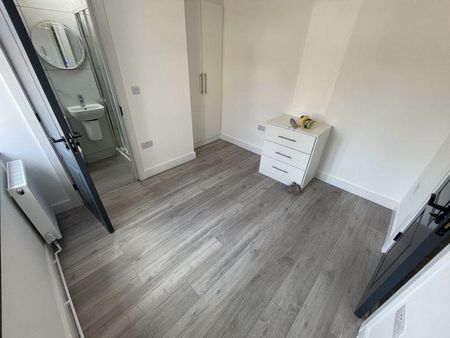 4 bedroom detached house to rent - Photo 2