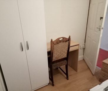 Room in a Shared Flat, Tree Road, E16 - Photo 1