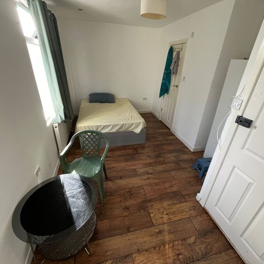Room in a Shared House, Chester Road, IG3 - Photo 1