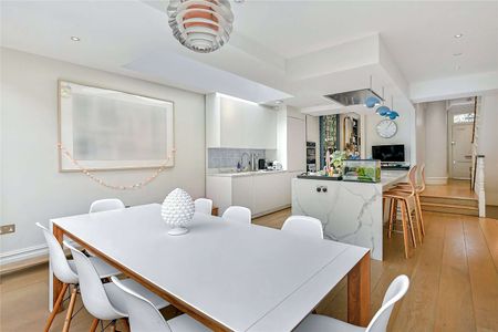 A sensational five bedroom family house situated on this popular residential street close to Battersea Park. - Photo 5