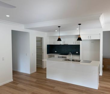 Executive Home - Photo 3