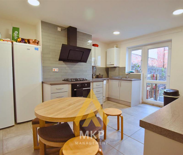 6 bedroom terraced house to rent - Photo 2