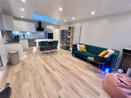 3 bedroom apartment to rent - Photo 4