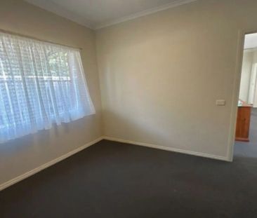 Spacious 4-Bedroom Family Home in Cranbourne - Photo 6