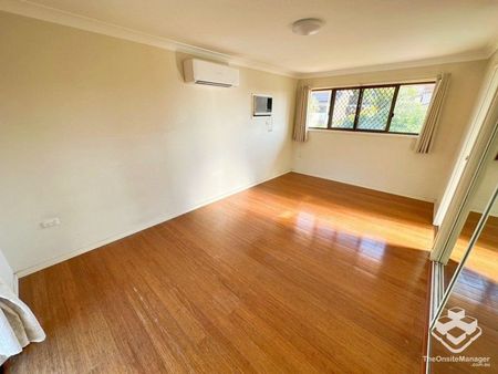 Double Master Bedrooms Large Family Home in Robertson - Photo 3