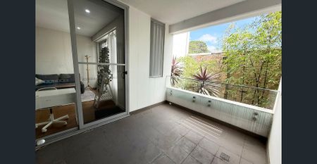 Contemporary Fully Furnished Light-Filled Apartment - Photo 2