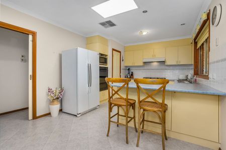 Spacious Family Home Opposite Altona Meadows Reserve - Photo 5