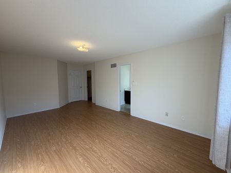 For Lease - 30 London Pride Drive, Richmond Hill, Ontario - Photo 2