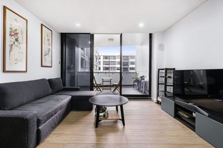 Furnished Split-Level 3 Bedroom Apartment - Photo 3