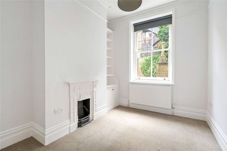 Excellently positioned three bedroom apartment in a Bloomsbury mansion block. - Photo 2