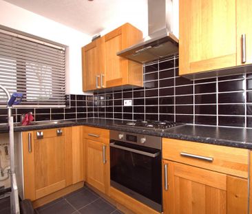 2 bed Terraced for rent - Photo 2