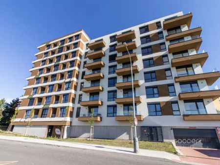 Pronájem nového bytu 2+kk s balkonem a garáží na Praze 9. - Photo 2