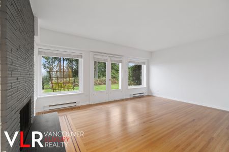 House in North Vancouver, BC - Photo 2