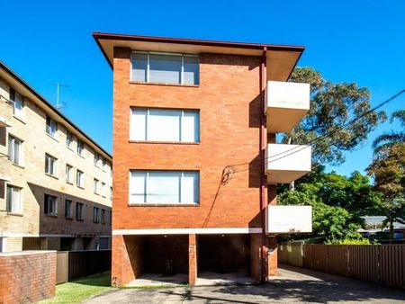 BRIGHT THREE BEDROOM APARTMENT! - Photo 4