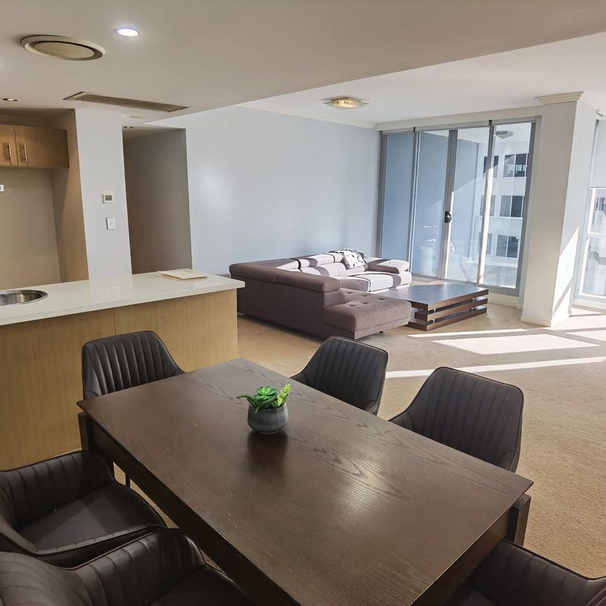 Fully Furnished stylish 2 bedroom apartment near World Square - Photo 1