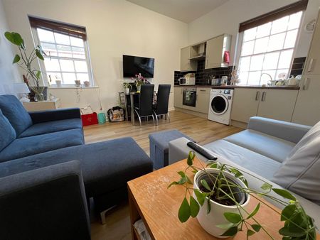 4 bedroom semi-detached house to rent - Photo 3