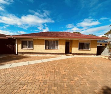 Lovely 3 Bedroom Home - Photo 1