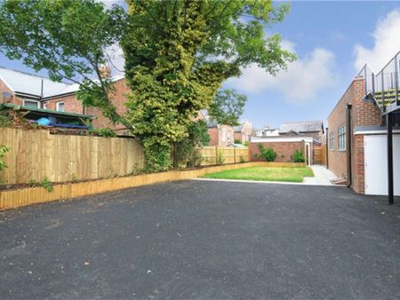 A stylish first floor one bedroom apartment refurbished to a high standard offering a private terrace and one parking space - Photo 5