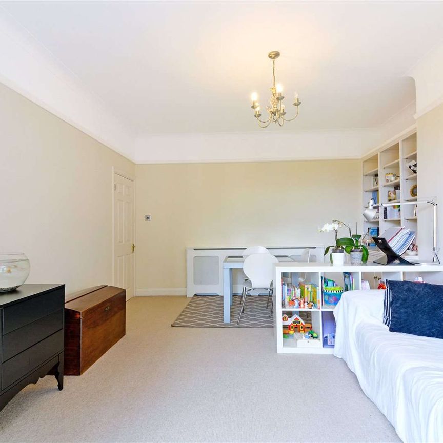 A two bedroom apartment situated in the desirable location of Hurlingham Court. - Photo 1