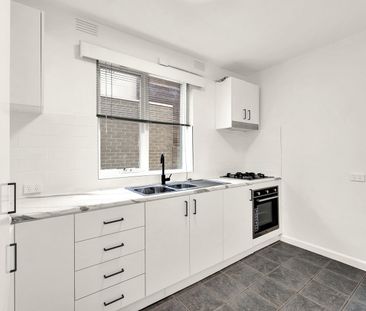 RENOVATED 2 BEDROOM APARTMENT - Photo 2