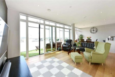 This incredibly spacious apartment is positioned on the ninth and tenth floor offering unrivalled views, perfect for enjoying the beautiful sunsets from the large private balconies. - Photo 2