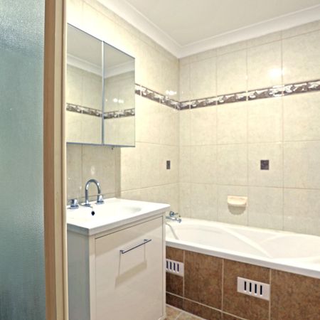 Spacious 3-Bedroom Townhouse with Double Parking - Photo 2