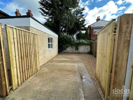 6 bedroom detached house to rent - Photo 2