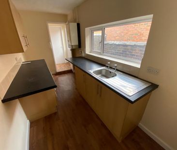 2 bedroom house to rent Plant Street, ST3 - Photo 3