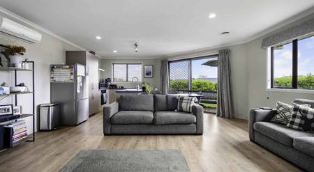 Sun-Filled 4-Bedroom Home with Modern Comforts - Photo 4