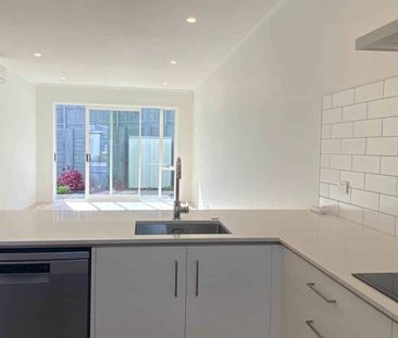 Cute as Button! - Photo 3