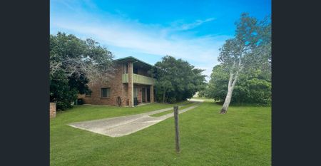 Tropical, Low-Maintenance Lifestyle - Photo 4