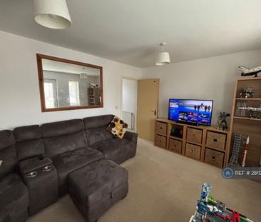 4 bedroom semi-detached house to rent - Photo 1