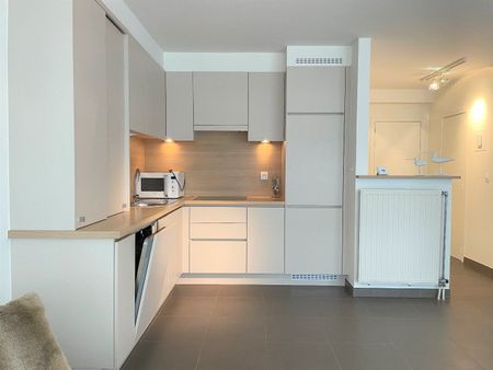 Modern, gemeubeld duplex appartement met mooi zijdelings zeezicht, gelegen in een rustige zijstraat van de Zeedijk-Het Zoute. - Foto 4