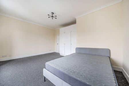 3 bedroom flat to rent - Photo 4