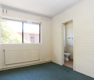 Low Maintenance and Secure Studio in Prime St Kilda Location - Photo 4