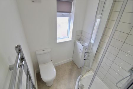 1 bedroom in a house share to rent - Photo 2