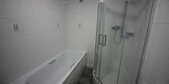 2 bed Flat - Photo 3