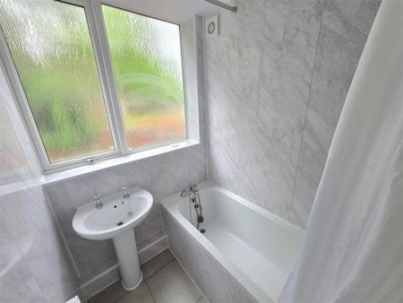 2 bedroom flat to rent - Photo 4