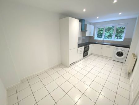 Price £2,750 pcm - Available Now - Unfurnished - Photo 2