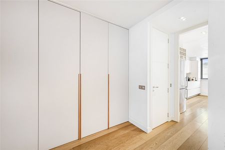 A bright fourth floor apartment with Balcony in Belgravia. - Photo 4